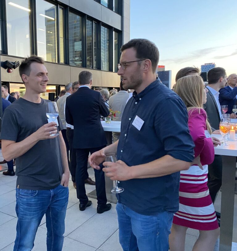 sebastian und kilian bei einem business meeting