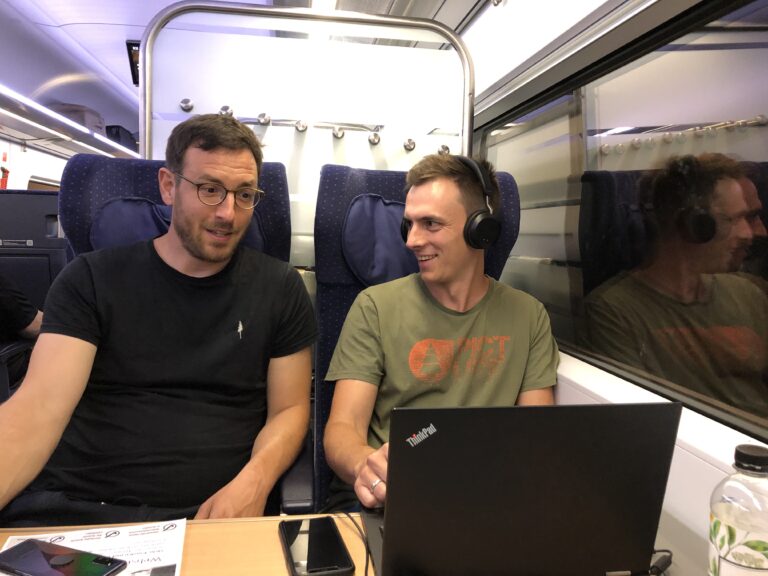 sebastian und kilian in der bahn